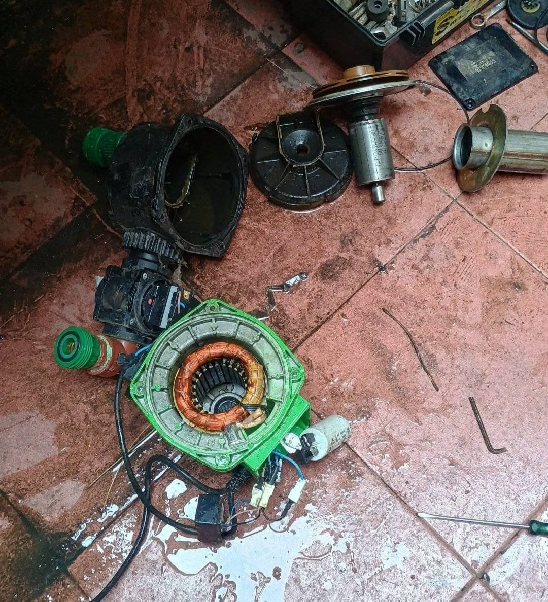 Componentes de una bomba durante una revisión técnica